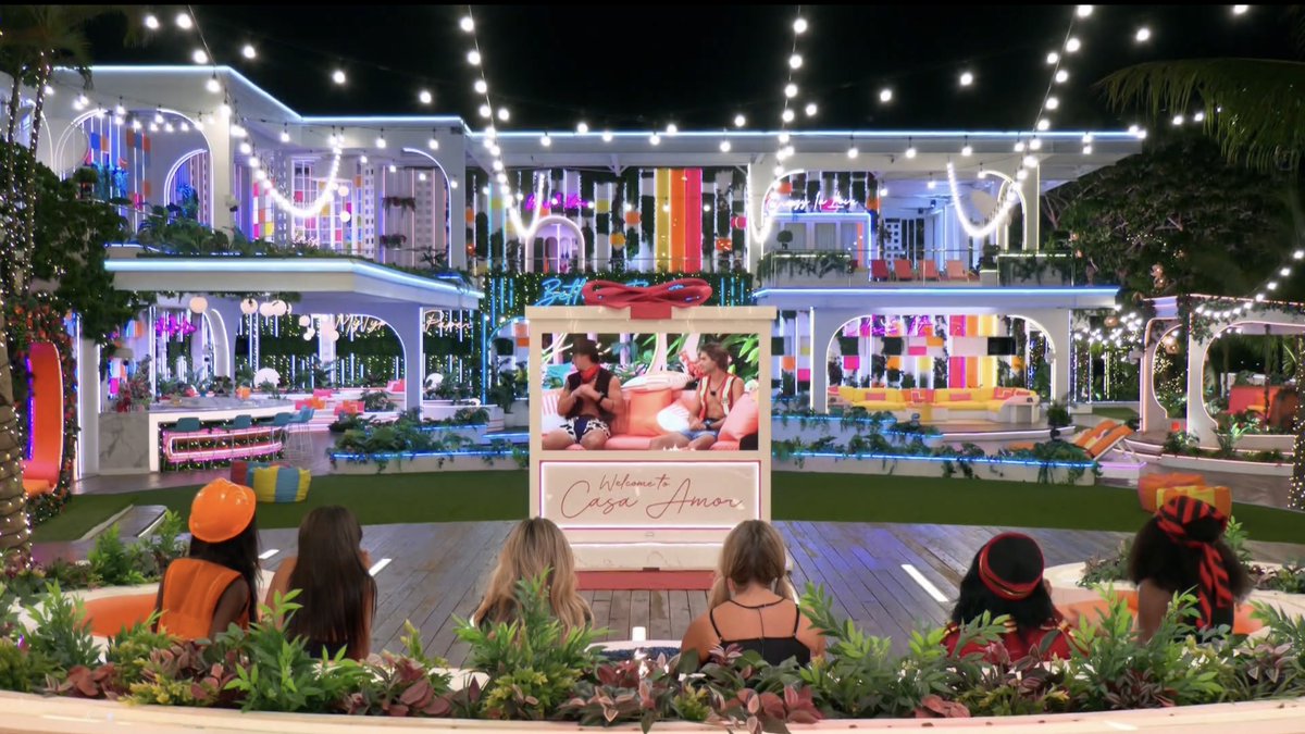 kianabriscoe's tweet photo. The producers did their big one with the Live from Casa Amor twist last night ❤️‍🔥👏 And now to follow it up with not 6, but 12 bombshells pulling up on a boat &amp; the guys will see it!? I’M SAT!! 🍿#LoveIslandUSA https://t.co/qkeBPVvKQK