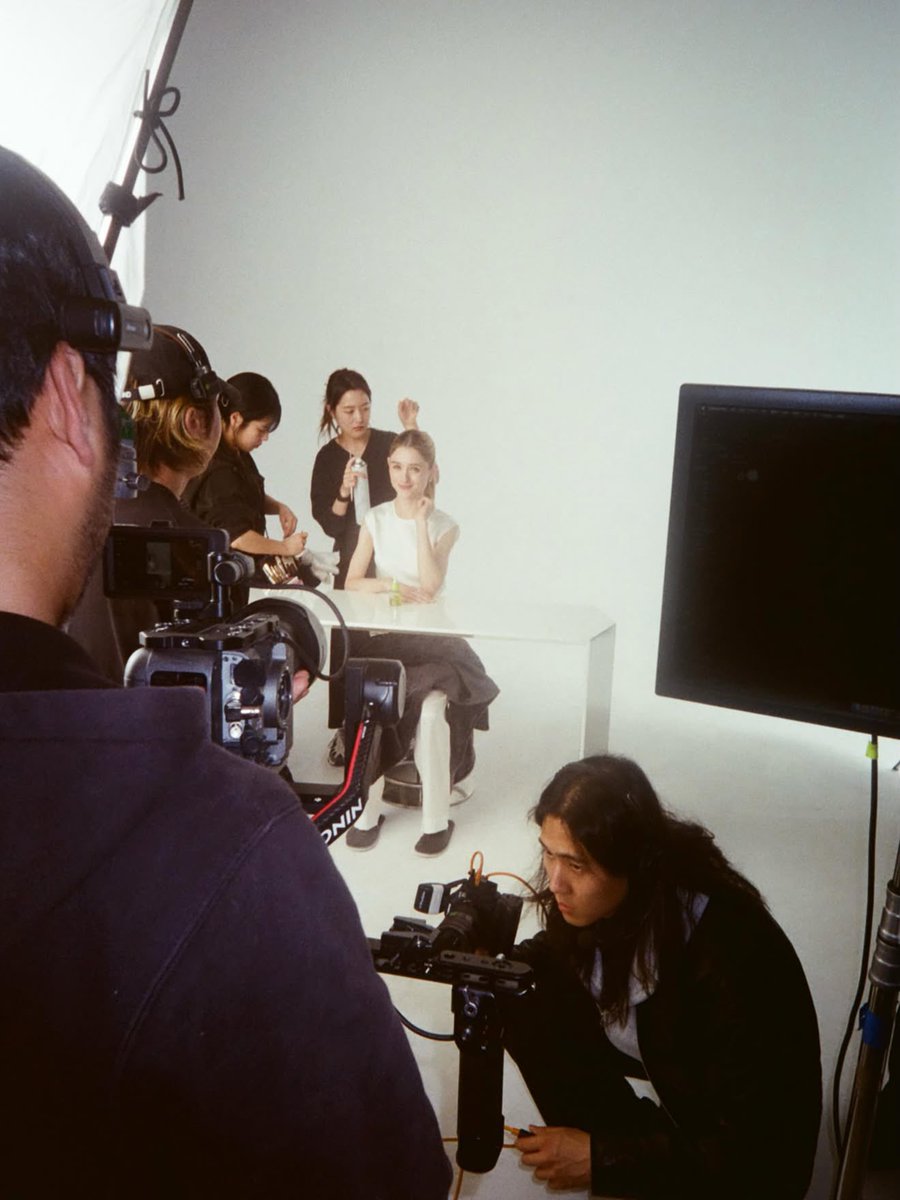 saintmalosunset's tweet photo. natalia dyer behind the scenes of her shoot with purito seoul! what a skincare queen https://t.co/IPhaBPt9Er