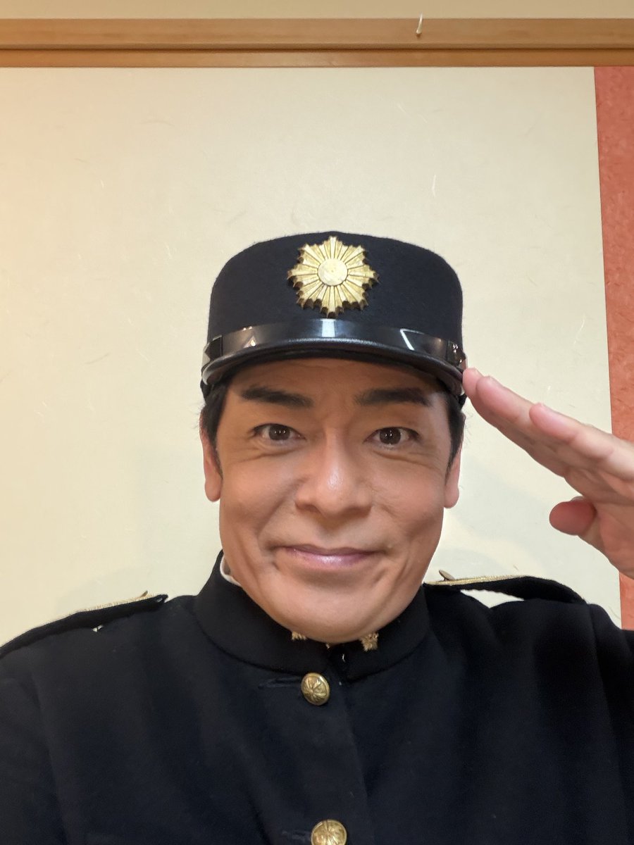 sarushu1973's tweet photo. 『#おだまり、お辰！』無事に大千穐楽を迎える事が出来ました！これも一重にご観劇いただいた皆様のおかげでございます、有難うございました！写真は柄本さんに「吉永！吉永！」と毎日連呼して戴いた警察官と高畑さんの主治医です。出演者の皆様、スタッフの皆様本当に有難うございました。 https://t.co/Rd4lsiPmHe