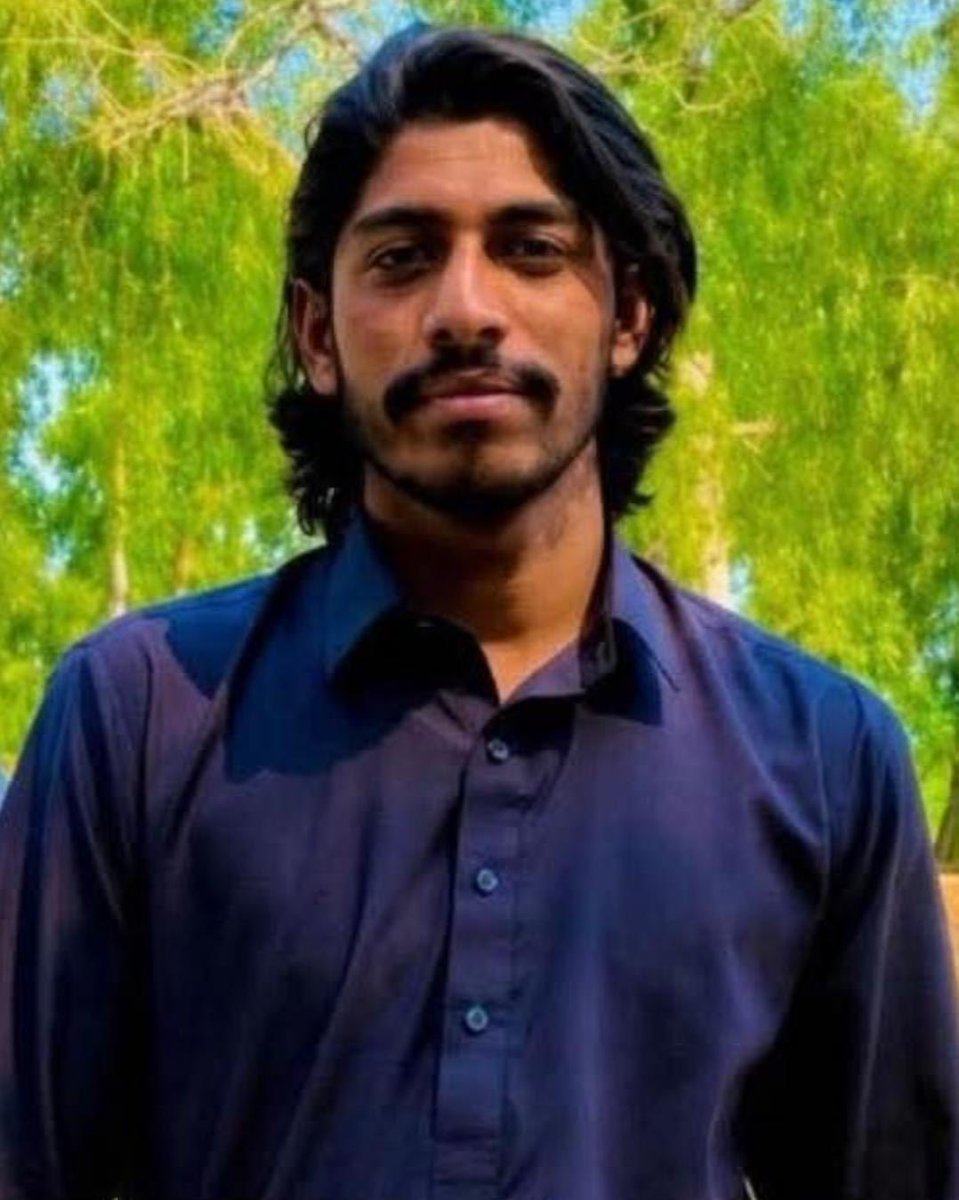 Mughal3_1_3's tweet photo. سرگودھا بچی قتل کیس 
یہ ھے مرکزی مجرم 

روزانہ ہی کہیں سے ایسی خبر آجاتی ھے

میرا حکومت وقت کو مفت اور مفیدمشورہ ھے 
20  عادی چوروں  کے سرعام چوک مین انکے ضلع میں ھاتھ کاٹ دو
10 عادی زانیوں کو سرعام بھرے مجمے مین کھلے میدان میں سنگسار کردو
اور قاتل کو سرعام شہر کے چوک مین دنیا کے سامنے مظلوم کے سامنے اسکی گردن اڑا دو اور اسکی لاش دس دن چوک مین لڑکی رہنے دو 

اگر دوبارہ 20 سال بھی کوئی ایسا جرم ہو جائے تو مجھے بتانا۔۔۔
@GovtofPunjabPK 
@GovtofPunjabPK 
@OfficialDPRPP