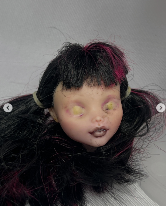 hellyekkkk's tweet photo. vendo draculaura por 100 reais 
dispenso curiosos https://t.co/EbcsV4ycUl