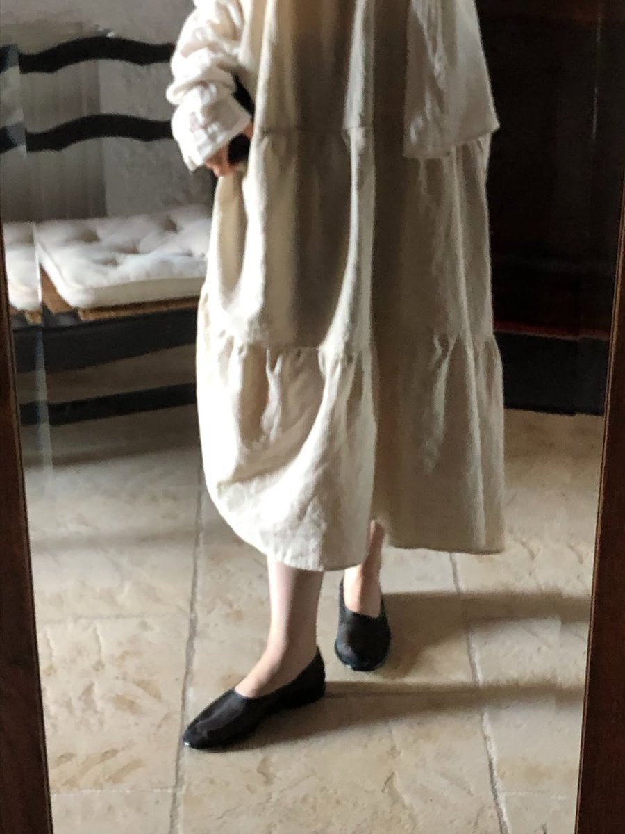 idezmoon's tweet photo. ㅤㅤ
a dream to wandering around a castle in nightgown, under stormy pouring night, with candle stick on one hand and k̶n̶i̶f̶e̶ on the other.
ㅤㅤ https://t.co/0EG9d55p9d