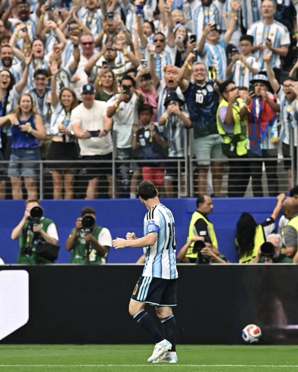 gonza_hernan58's tweet photo. Momento histórico para el mejor de todos los tiempos, para el tipo que me devolvió la ilusión nos regalo el momento más hermoso del mundo! https://t.co/LF0Gpokg7q