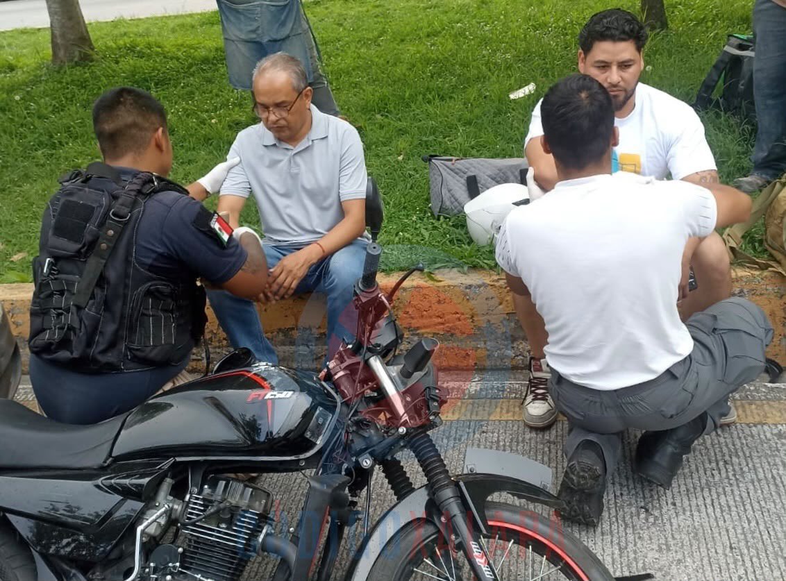 CodigoXalapa's tweet photo. 🔴 #Entérate || Carambola en Ruiz Cortines deja dos lesionados y provoca caos vial en Xalapa

Lee más 👉🏽 https://t.co/wY1z41LNut https://t.co/485qKUEmMX