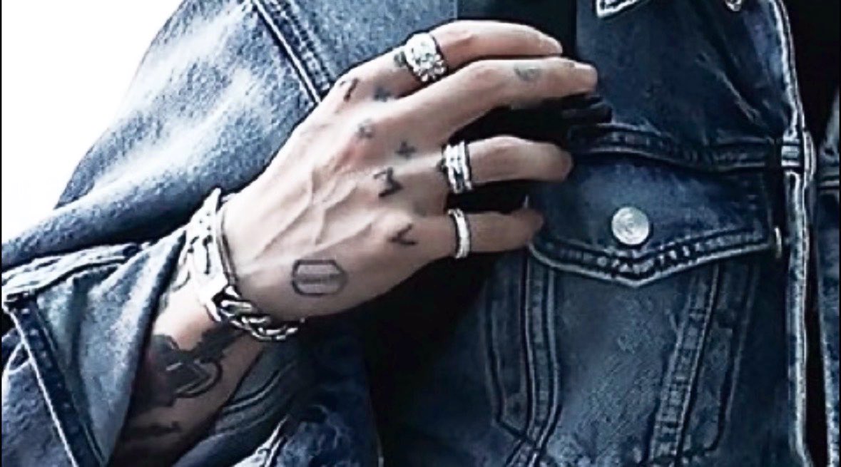 lvrsjeons's tweet photo. the details of his outfit ⋆˚࿔ https://t.co/PIvjYEGjjW