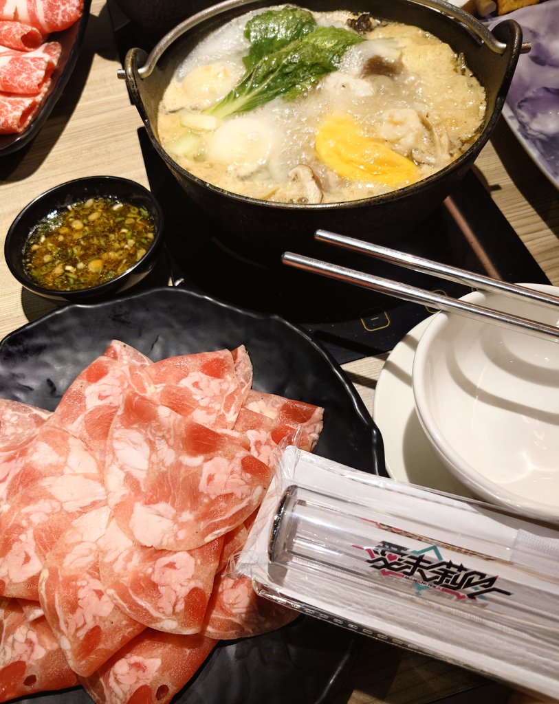 FFM_Kagana's tweet photo. ステージに立って歌ってる姿めっちゃかっこかわいかった！
同時にどんどん話したくなる優しい方ね😌
りかちゃんのおかげで新しい体験できて楽しい週末過ごした✨ありがとうね本当に🥰
是非また台湾に遊びに来てね〜〜 https://t.co/6PbC7etAD2