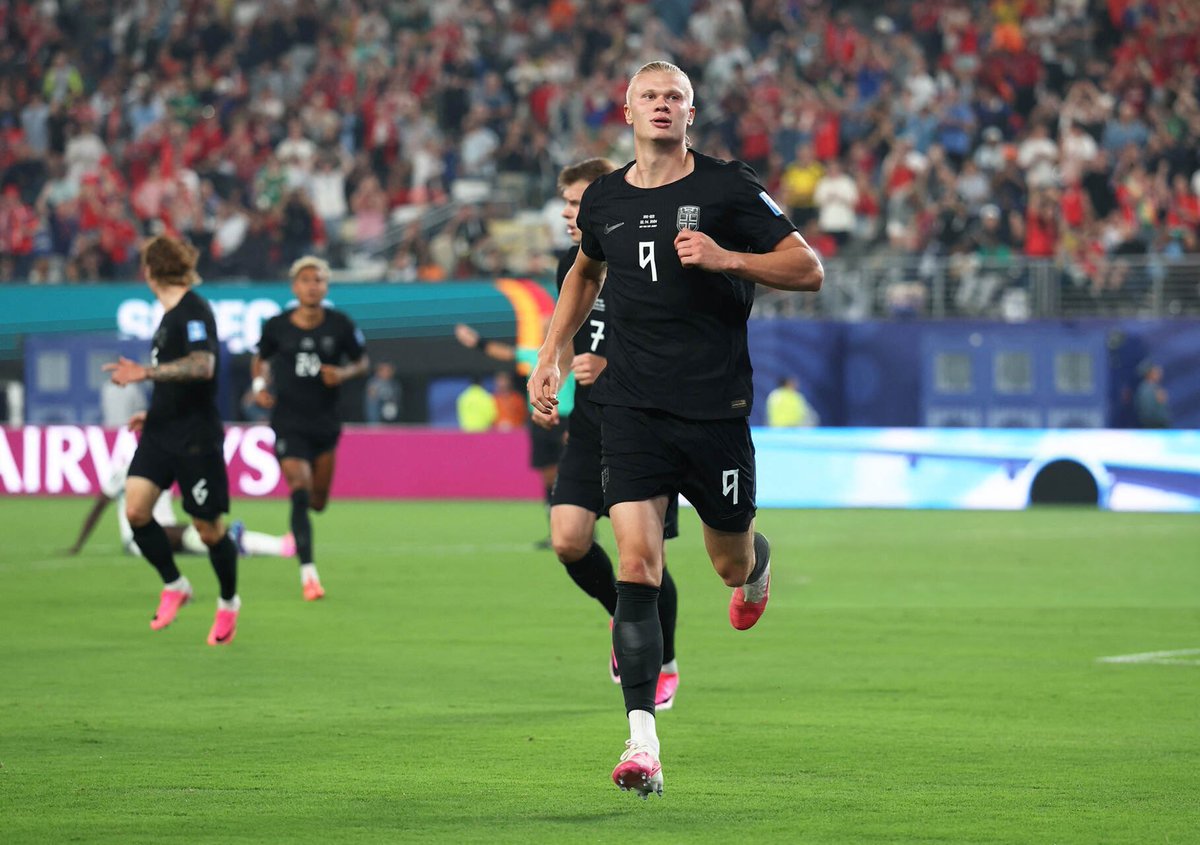 FaktaSepakbola's tweet photo. Debut Erling Haaland di Piala Dunia sejauh ini berjalan nyaris sempurna.

Dua gol saat menghadapi Irak. Dua gol lagi ketika bertemu Senegal.

Empat gol dalam dua penampilan pertamanya dan langsung menjelma menjadi tumpuan utama Norwegia di turnamen ini. 🇳🇴🔥

#FIFAWorldCup https://t.co/xo4fadxPJQ