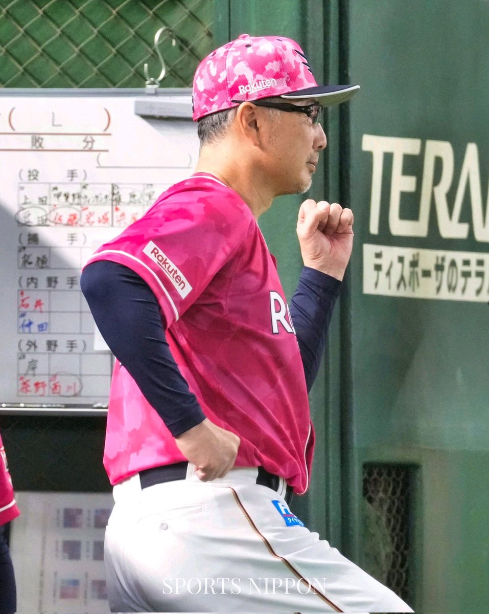 Sponichi_Photo's tweet photo. ＜楽天・西武⑨＞
延長１１回、本塁セーフ判定にリクエストする #吉井理人 監督。代走を告げる際は分かりやすいように走者を指し示す
#RakutenEagIes
@ysk_kimura https://t.co/R3SgZ0zLBt