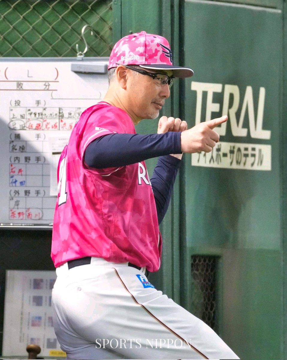 Sponichi_Photo's tweet photo. ＜楽天・西武⑨＞
延長１１回、本塁セーフ判定にリクエストする #吉井理人 監督。代走を告げる際は分かりやすいように走者を指し示す
#RakutenEagIes
@ysk_kimura https://t.co/R3SgZ0zLBt