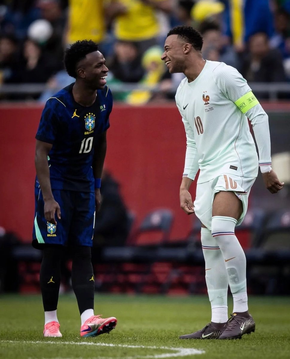 MADRlDISTAS's tweet photo. Jogadores do Real Madrid na Copa do Mundo até aqui:

🇫🇷 Kylian Mbappé: 4 gols, 1 MVP
🇧🇷 Vini Jr.: 2 gols, 1 assistência, 2 MVP
🇲🇦 Brahim: 2 assistências
🇳🇱 Dumfries: 2 assistências
🏴󠁧󠁢󠁥󠁮󠁧󠁿 Jude Bellingham: 1 gol
🇺🇾 Fede Valverde: 1 MVP https://t.co/TV5sPE476R