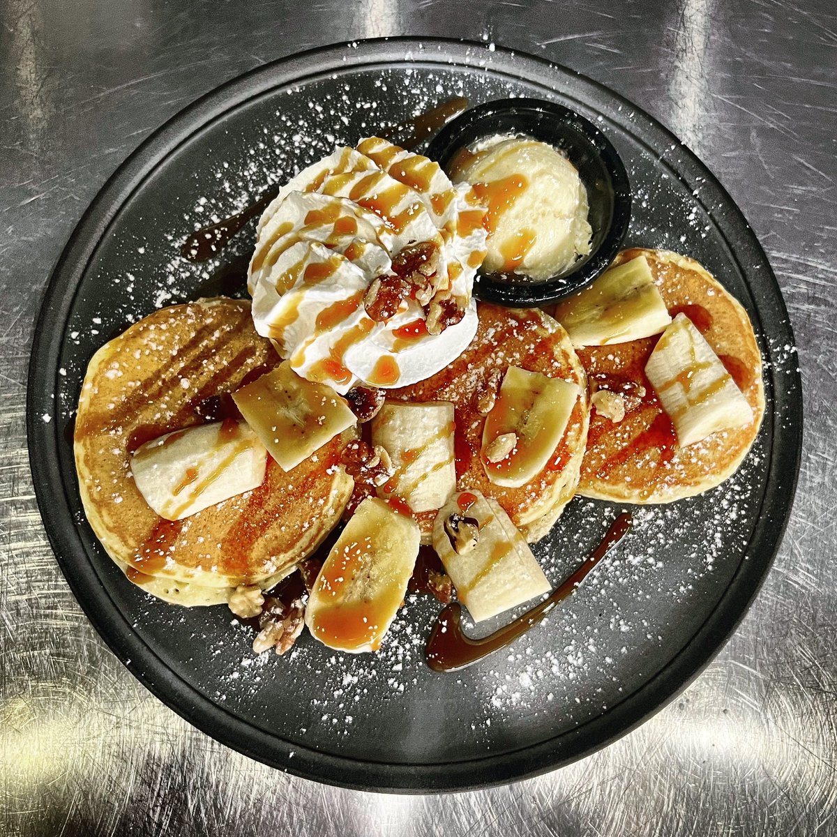 PancakeWorks's tweet photo. おはようございます☁️今日は１日曇りらしい奈良です。涼しくなると良いですね！けど最近、急に降り出した雨に全てを諦めてチャリ鬼こぎしてる人をよく見かけますので、雨具は持っときましょうね〜！
ではよろしくお願いします😋
明日明後日定休日です。 https://t.co/RIHCCS4gC0