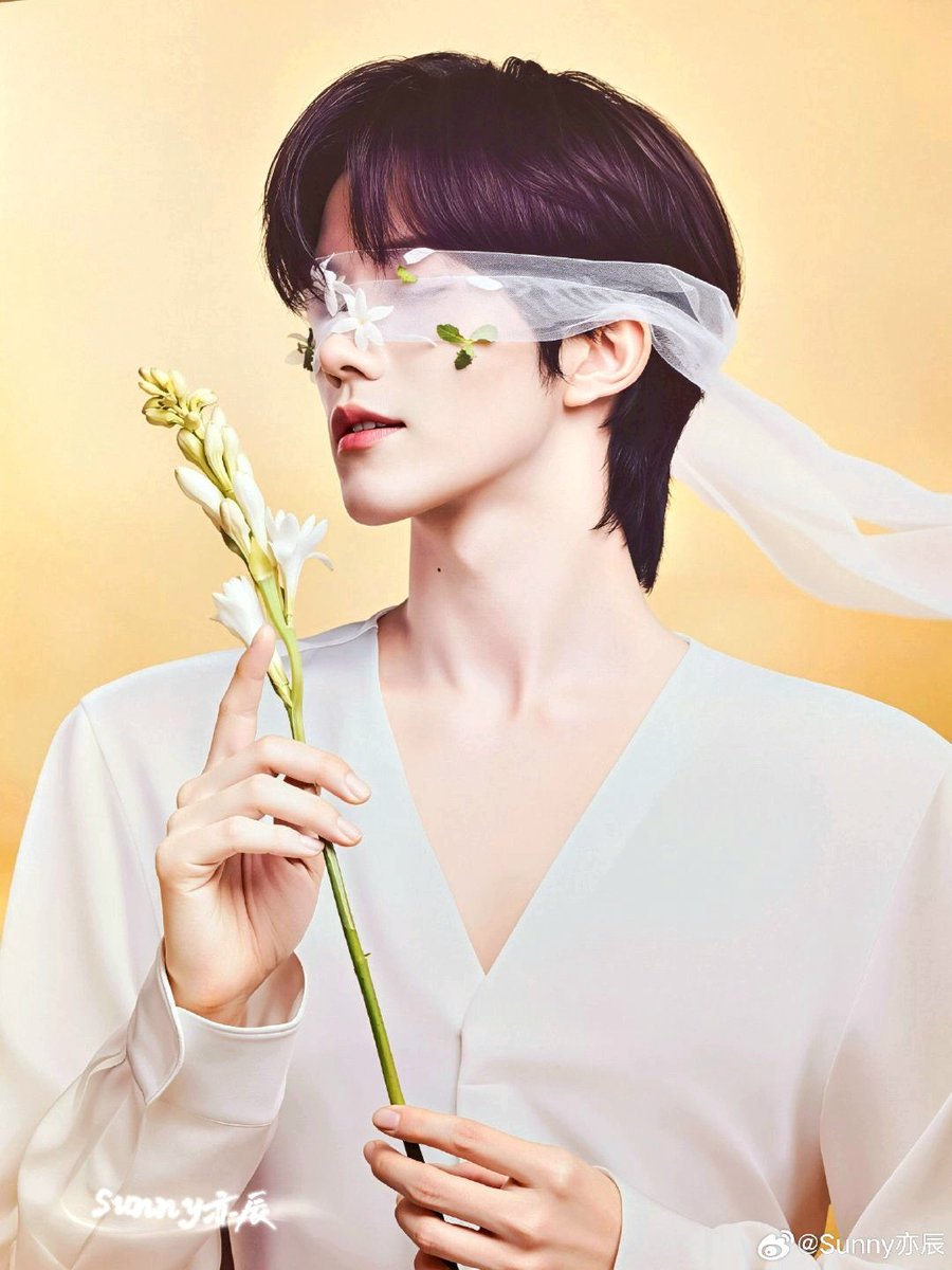 eliothuangpics's tweet photo. someone shared the hd scan of this heavenly photocard from aromemanpo ✨️

#eliothuang #huangxing https://t.co/O2NLOG2Zrl