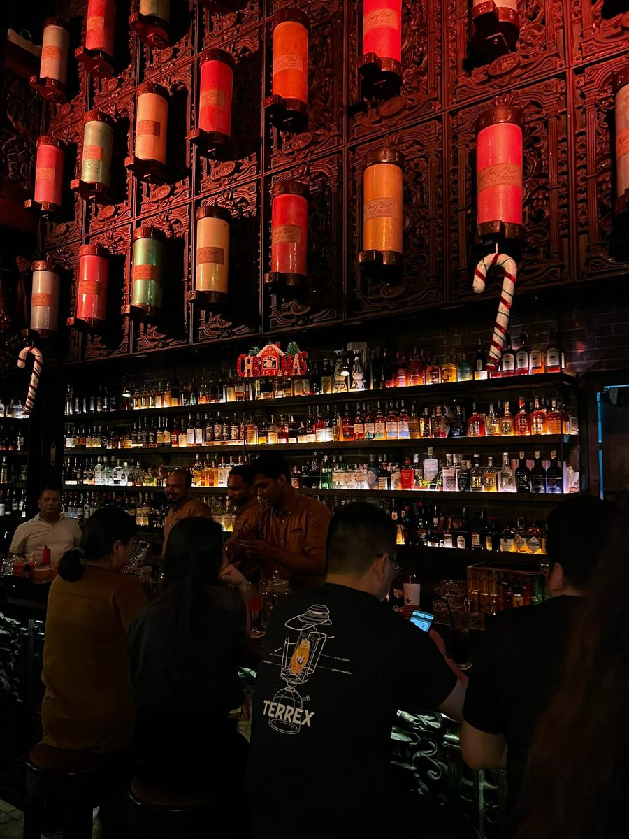 Xiaodu_HTX's tweet photo. 🇲🇾🍷小杜的吉隆坡酒吧测评！

每次朋友来吉隆坡，除了问我哪里吃肉骨茶、哪里看双子塔，问得最多的就是：
“KL晚上去哪喝一杯？”
今天我把私藏小店整理出来！

① 适合酒鬼和鸡尾酒爱好者：Penrose
如果你平时喜欢亚洲Top50榜单，那Penrose基本绕不过去。

它藏在茨厂街附近，门口低调到第一次去很容易直接走过。店不大，座位有限，高峰期建议提前预约。

我喜欢它的一点是：酒单没有为了猎奇而猎奇，每杯酒的平衡感做得很好。
个人推荐：
🥃 Ume Fuji：梅子香气很突出，入口层次丰富，也是我目前在KL喝过记忆点最深的一杯之一。
🥃 Oba Rossa：偏轻松的酸甜风格，柚子和龙舌兰的搭配比较讨喜，新手也容易接受。

② 第一次来KL必打卡：Sky51
如果只能推荐一家给第一次来吉隆坡的朋友，我大概率会选这里。

原因很简单：景观几乎无敌。
双子塔、KL塔和整个城市天际线基本尽收眼底，尤其日落之后，从蓝调时刻慢慢进入夜景模式，非常出片。
这里喝酒已经是其次，更像是：来吉隆坡必须体验一次的城市夜景

③ 我私心最喜欢的一家：The Iron Fairies Kuala Lumpur

如果问我会带关系好的朋友去哪喝酒，我会选Iron Fairies。
整个空间像进入一个暗黑童话世界：铁艺装饰、昏暗灯光、蜡烛氛围，再加上Live Band现场演出，氛围感直接拉满。

④ 想体验高端酒店Bar：Bar Trigona
藏在四季酒店里面，也是亚洲Top50常客。整个空间比较华丽，服务在线，酒单融入不少马来西亚本土元素。

推荐：🐝 Trigona Bee’s Knees
蜂蜜风味做得很好，甜度克制，喝起来非常舒服。

吉隆坡的夜生活其实没有曼谷那么疯狂，也不像新加坡那么精致克制，它更像一个平衡版：有亚洲Top50的专业酒吧，也有能让你和朋友坐一整晚的Live Bar。一起来感受吉隆坡的另一面。
#吉隆坡 #KL #HTXDAO