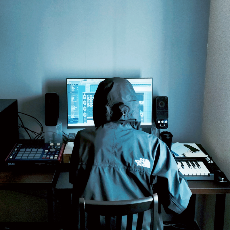 ULTRAVYBEHIPHOP's tweet photo. 【New Release】
ビートメイカーYanoesu、3作目のビートテープ『Dimmed Street Pulse』が本日6月24日(水)に配信開始！メロウなブーンバップを軸に、多彩なサウンドスケープを展開する全15曲。

配信リンク：https://t.co/kwldDiWDnU

本作は、先行配信されていた「Kindness」「Offshoot」「Incarnation」「Joint」を含む全15曲を収録。メロウなブーンバップを主軸にしつつ、随所に置��れたアンビエントや、実験的なビートアプローチが絶妙なバランスで配置されており、聴き飽きることのないアルバムへと仕上がっている。
アルバムの幕開けを飾る1曲目「Haze」は、深い没入感を誘うアンビエントチューン。そこから、夕方や夜の空気に美しく溶け込むメロウなブーンバップ「Throwback」「Kindness」「Steez」「Joint」へと滑らかに展開していく。

中盤では、鮮やかなビートスイッチが印象的な「Fragment」や、力強く雄々しい「Working it」がアクセントを加え、8曲目のアンビエントチューン「Covered in Fog」を境にアルバムは後半へと突入する。
9曲目の「Extra」は、今作において異色を放つUKドリルビート。曲のアウトロではPluggnb（プラグンビー）の要素をも内包し、卓越した制作スキルを存分に見せつける仕上がりとなった。
さらに、エキゾチックなメロディーが耳を引く「Offshoot」、気だるげでレトロな質感をまとった「Quell」、やや不穏な緊迫感が漂う「Incarnation」、センチメンタルな情緒が溢れる「Grain」、どこか優雅で品格のある「Unfounded」と続き、まだ物語は続くかのような心地よい余韻を感じさせる「After Party」で今作は静かに幕を閉じる。
FL STUDIOを駆使し、独自のメロウな世界観をアップデートし続けるYanoesuの最新ビートスケープを、ぜひその耳で体感してほしい。

▼New Album：Yanoesu『Dimmed Street Pulse』▼
アーティスト名：Yanoesu
タイトル：Dimmed Street Pulse
レーベル：Small Regional Records
商品番号：SRR-001
バーコード：4500000085770
リリース日：2026年6月24日（水）
URLs：https://t.co/kwldDiWDnU
収録曲
01. Haze
02. Throwback
03. Kindness
04. Steez
05. Joint
06. Fragment
07. Working it
08. Covered in Fog
09. Extra
10. Offshoot
11. Quell
12. Incarnation
13. Grain
14. Unfounded
15. After Party

▼Yanoesu（ヤノエス）▼ @yanoesu 
新潟県を拠点に���動するビートメイカー。
サンプリング・カルチャーへの深い造詣を感じさせる太いドラムラインと叙情的で美しいメロディーはヴィンテージな質感と現代的なチルのエッセンスが融合されたサウンドと言えるだろう。前作『Fundamental』『Quiet Things Still Move』に続き、夕暮れや夜の静寂に似合うメロウなブーンバップ・サウンドを展開し、国内外のビートミュージック・リスナーへ向けて発信を続けている。