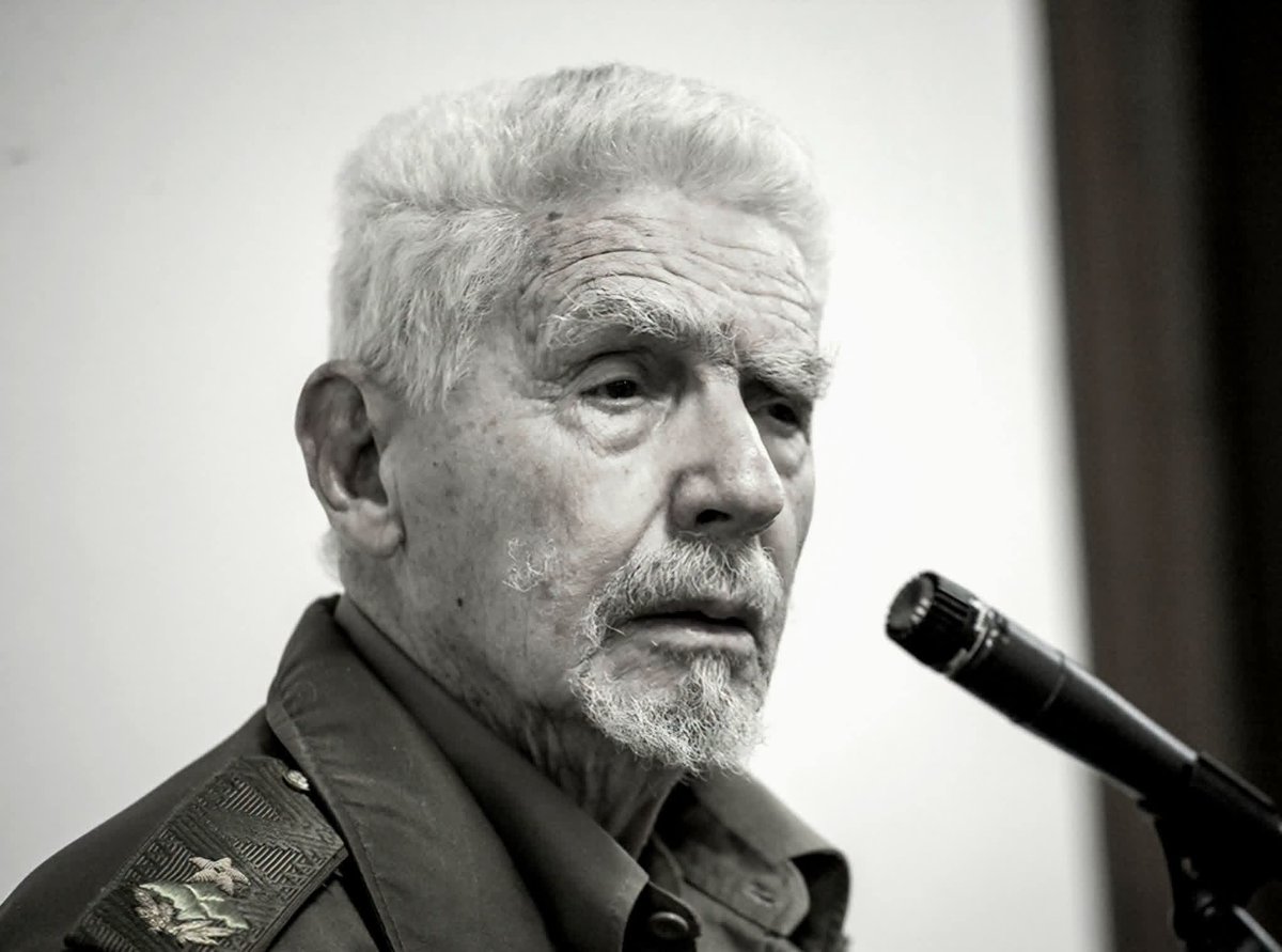 PizartPavel's tweet photo. Mañana, como parte del pueblo agradecido, estaremos en el @MinfarC rindiendo el merecido tributo  Comandante Ramiro. Honor y Gloria en su paso a la eternidad!! https://t.co/AU3bDEtk4i
