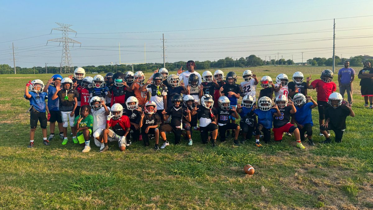 GPowersScout's tweet photo. Texas Tech commit + #TXHSFB State Champion RB SaRod Baker (@SaRodBaker12) giving back to the next generation in DeSoto.

Always cool to see local heroes investing time with the next generation of rising stars. 🦅

They all had their “Guns Up” for #WreckEm 

@FootballDesoto https://t.co/HiVaDpD29K