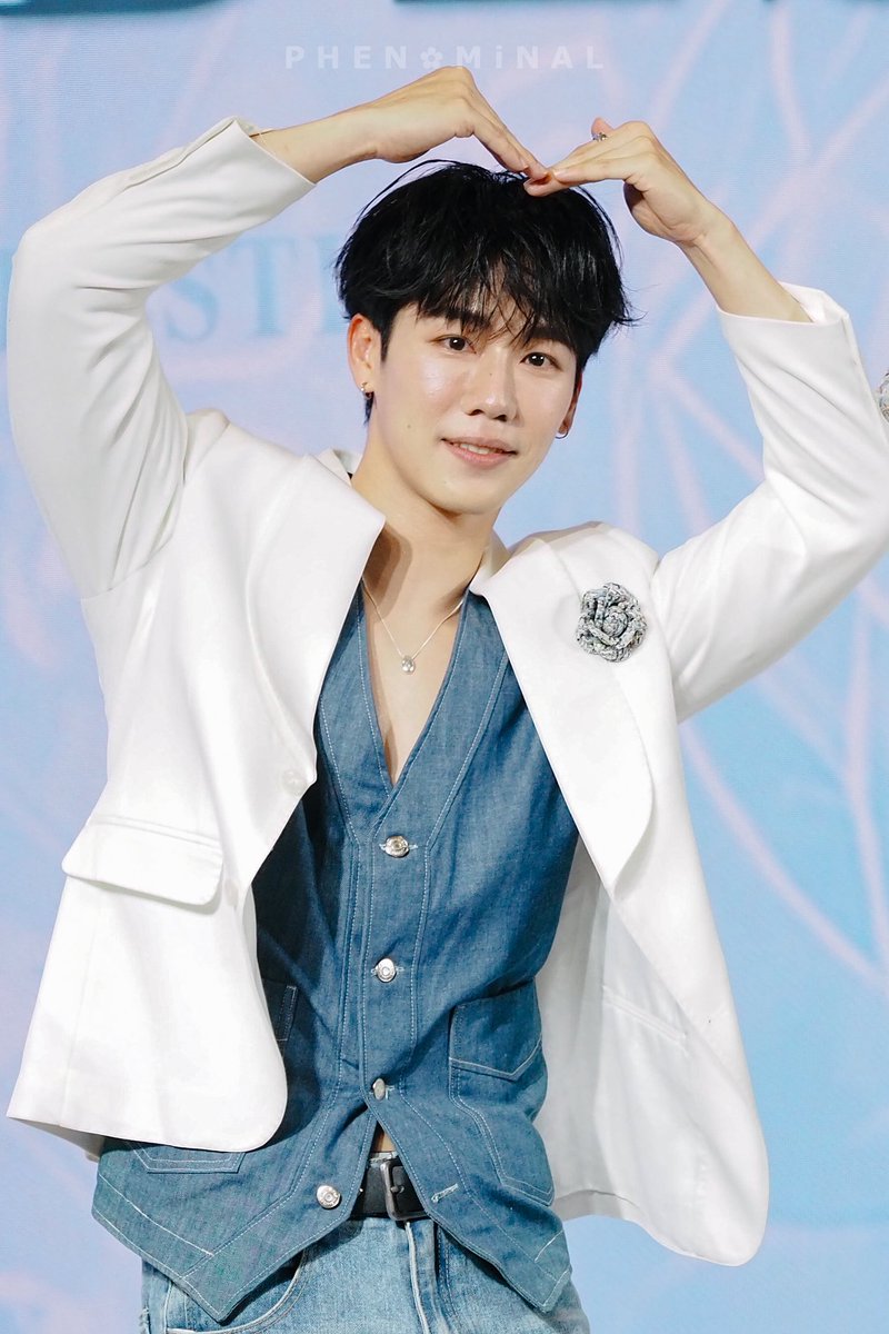phenxmxnal's tweet photo. HBD สุดหล่อ 💕 
#32ndHappyWARday
BEST WISHES TO WAR 32nd https://t.co/zUdXzpoCkn