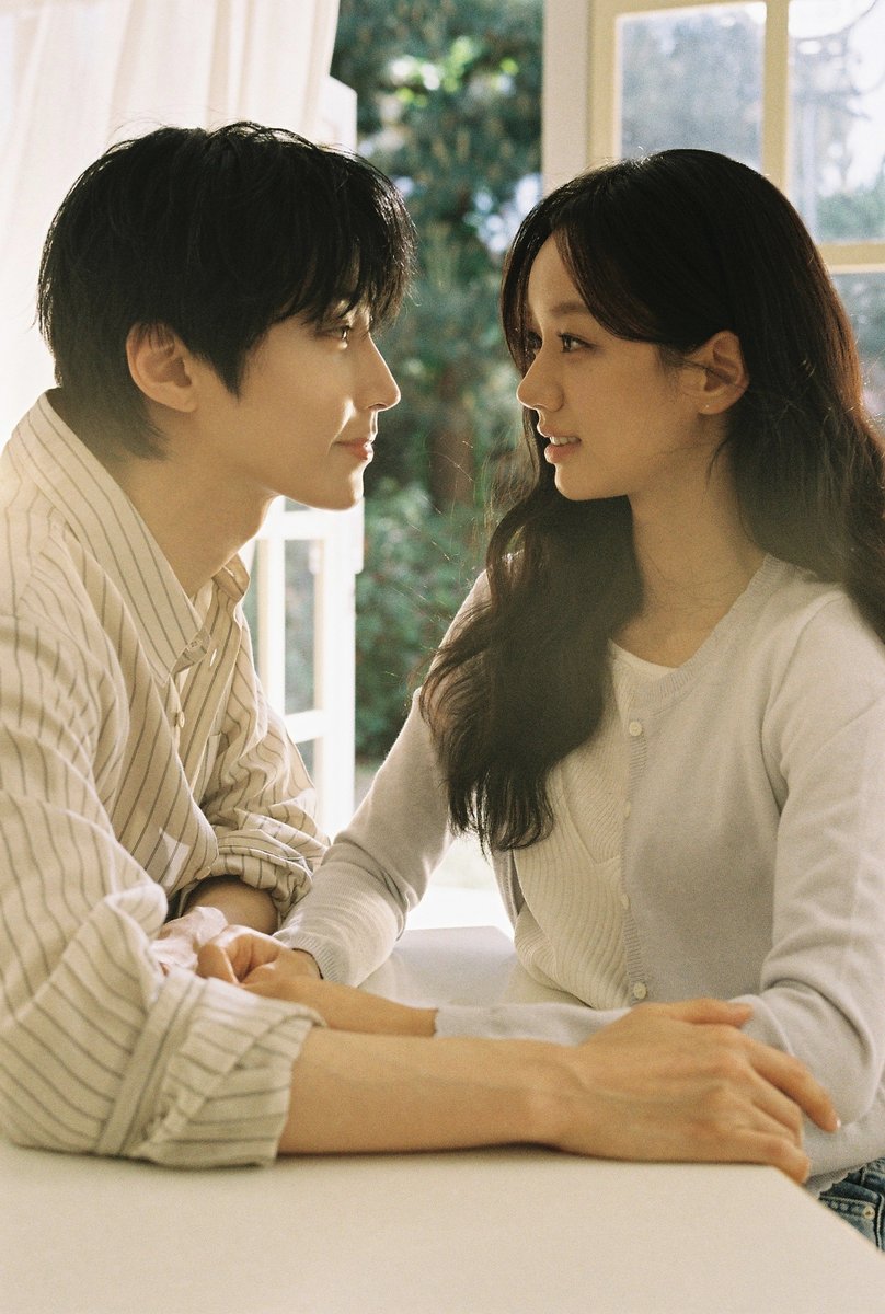 ktstudiogenie's tweet photo. 필름 카메라로만 담을 수 있는 온도가 있잖아요 📸

15년 만에 다시 만난 첫사랑 수빈♥이재의
가슴이 몽글몽글해지는 달콤한 Mood 포착🫧

[그대에게 드림] 메인 포스터 비하인드 필름 공개

다시 써 내려가는 꿈과 사랑 [그대에게 드림]
7.13(월) 밤 10시 첫 방송 ENA
스트리밍은 GENIE TV l TVING

#그대에게드림 #황인엽 #이혜리 #스튜디오지니 #STUDIOGENIE