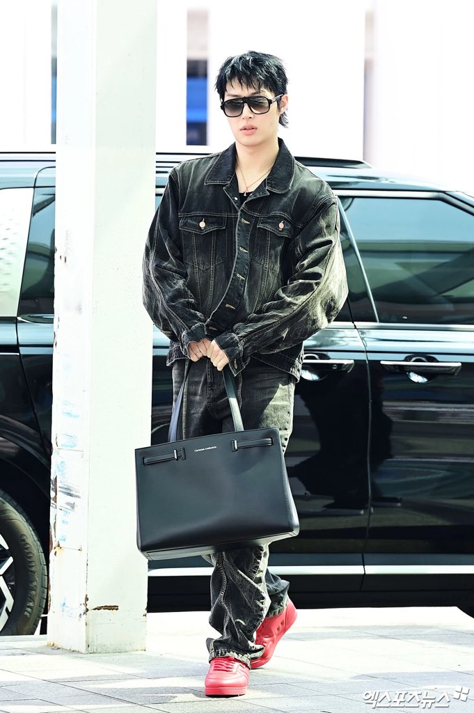 songscentral's tweet photo. [📷] 260623 Incheon International Airport

Media photos of Mingi heading to Paris for Paris Fashion Week.

MINGI BACK TO PARIS FW
#MINGI #민기 #CHRISTIANLOUBOUTIN @ATEEZofficial @LouboutinWorld https://t.co/uuNYM1vS30