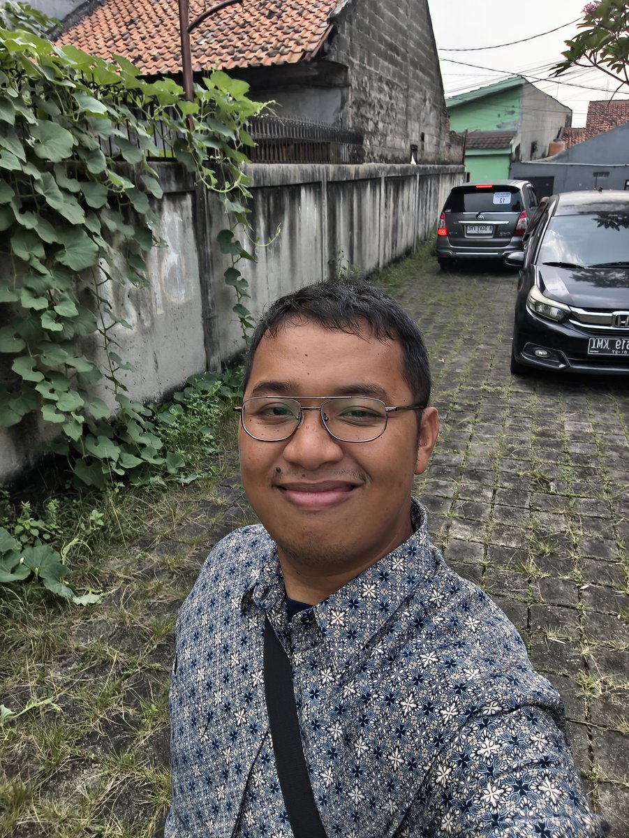 arief20_'s tweet photo. Latepost... Dah lama gak make batik 😅 https://t.co/7dThXen7YX