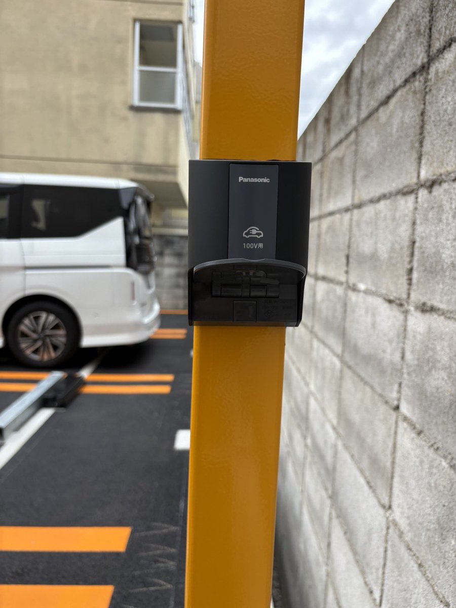 Renoparking's tweet photo. 本日、リノパーキング東洞院五条第2がオープンいたしました🙌

手前の区画は幅2.6m・前面道路約7mと、ゆったり駐車しやすいレイアウト🚗✨

さらに奥の12・13番区画には、弊社初となるEV充電器を設置🔋
100Vの普通充電ですが、ご利用のお客様は無料でお使いいただけます😊

📍https://t.co/CGBsri1aXN https://t.co/f9fSwnAz5q