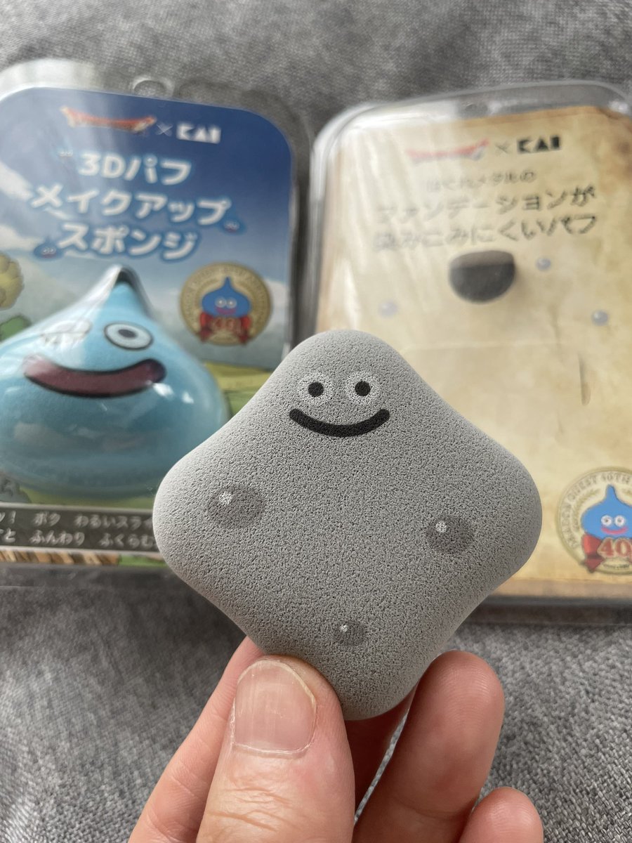 sayumin212's tweet photo. カミソリやビューティーツールを扱う貝印から商品提供を頂きました。
ドラゴンクエスト40周年記念にドラゴンクエスト スライム3Dパフ（スライム）
ドラゴンクエスト ファンデーションが染みこみにくいパフ（はぐれメタル）が発売されました。 https://t.co/gz2mnrH10Q