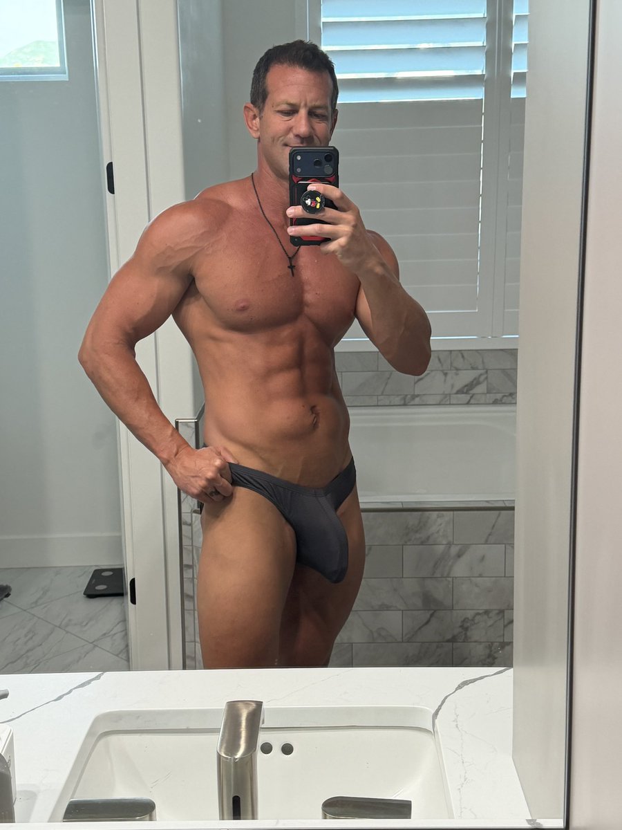 Shiznizy_Fit's tweet photo. The veins aren’t the only thing poppin.  Want to see more check the link in my bio https://t.co/6xLcky1KLz