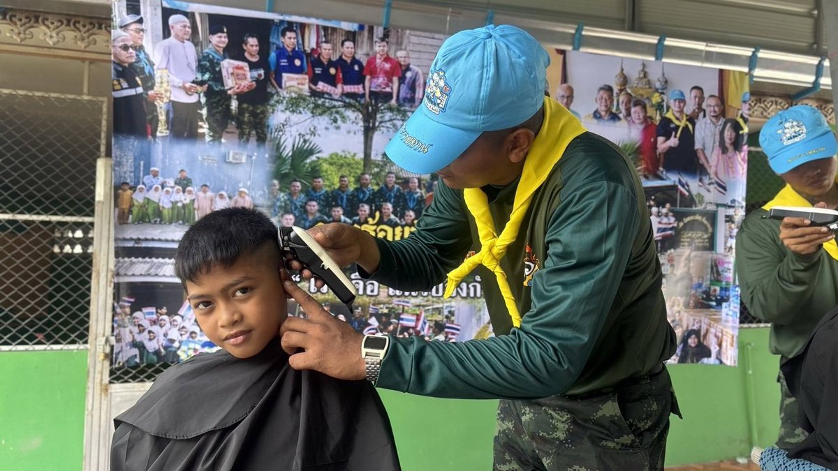 why_thahan's tweet photo. ศอ.จอส.พระราชทาน ภาค 4 โดย ศอ.จอส.พระราชทาน จว.นราธิวาส จัดกำลังพลจิตอาสาของหน่วย ร่วมกับส่วนราชการภาครัฐ, ร.151 พัน.2, นักเรียน จิตอาสา 904 และประชาชนจิตอาสา ร่วมกิจกรรมจิตอาสาพัฒนาบริการตัดผมฟรี
 ณ โรงเรียนตาดีกาอัรรอฮ์มัน ชุมชนบือเร็ง เทศบาลเมืองสุไหงโก-ลก อ.สุไหงโก-ลก https://t.co/odsP6xVVQi
