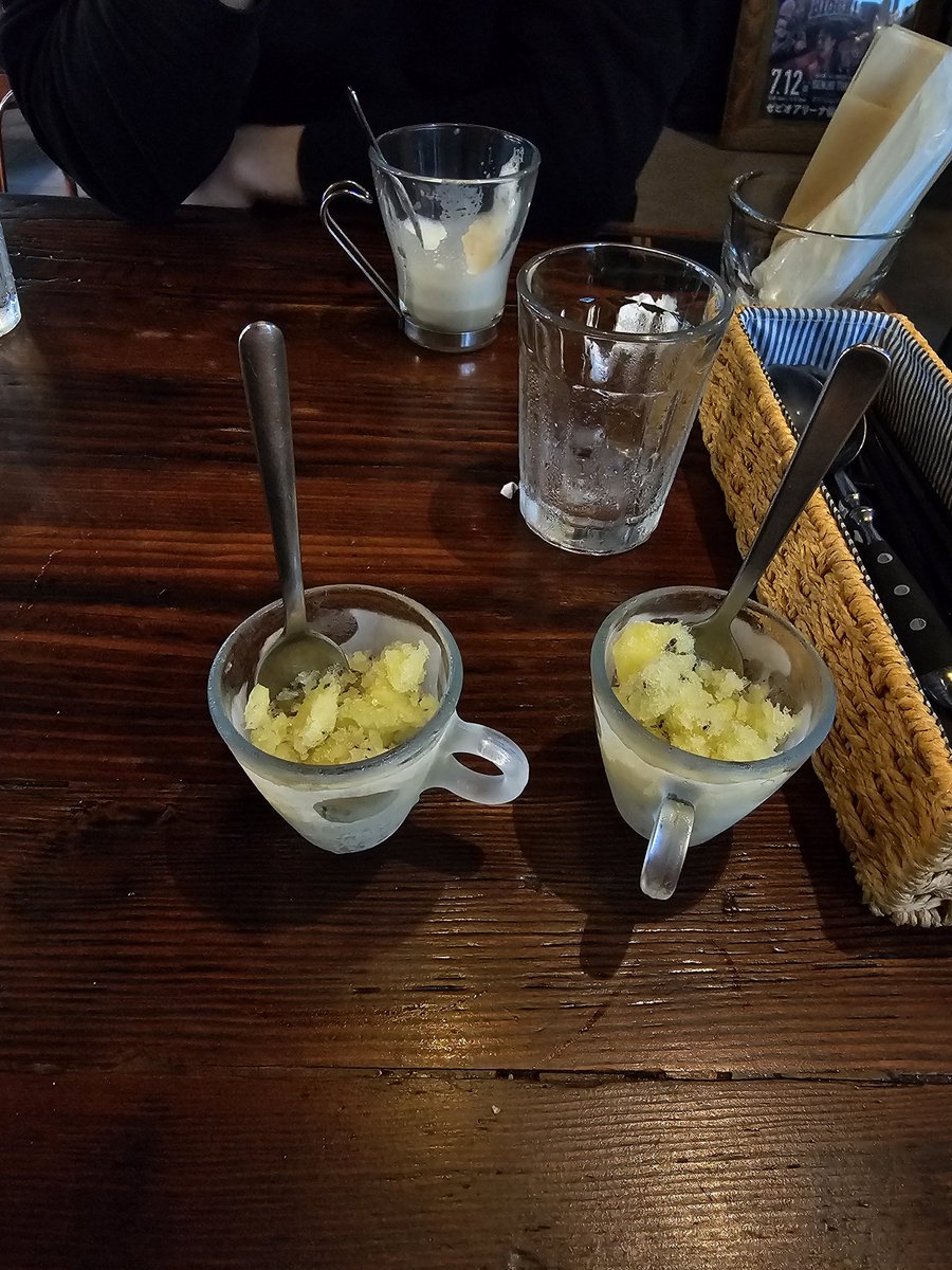 USBdosu's tweet photo. いつもランチで行っているお店の方からご厚意で頂いた
シャーベットキウイをむしゃむしゃなど https://t.co/x3EDUvvlwo