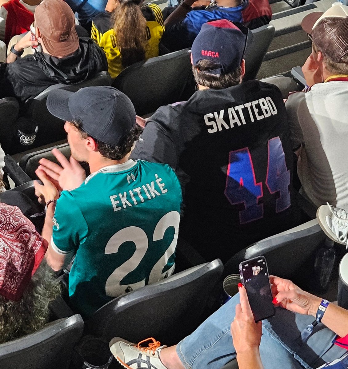 joefav's tweet photo. A jersey pairing only seen at #fifaWorldcup in NJ. #Norway #giants #skattebo https://t.co/KaJbWtdM3s