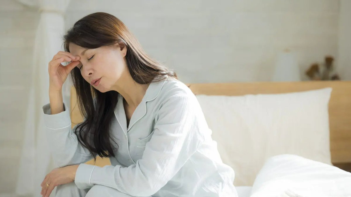 MedicalDOC1's tweet photo. 寝ても疲れが取れないのはなぜ？『睡眠の質』を高める方法【医師解説】
 https://t.co/rzaY62BXDI 
睡眠時無呼吸症候群（SAS）などでは、本人は寝ているつもりでも十分な休息が得られていないことがあります。強い日中の眠気やいびきがある場合などは、一度医療機関で相談することをおすすめします。 

 8時間寝ても疲れが取れない人は、眠っている間に呼吸が止まっているかもしれません。