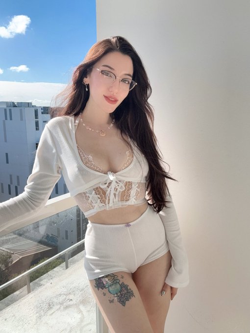 May 🇦🇺 - Do you like me in white? https://t.co/nOfMHmkY8V