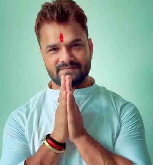 YadavManish1001's tweet photo. कल खेसारी लाल यादव इनकाउंटर में मारे गए भरत तिवारी के घर गए वहां उन्होंने भरत तिवारी के लिए न्याय की मांग की और उनकी मां को 2 लाख रूपये की दिए साथ ही साथ यह आश्वासन भी दिया कि हम हमेशा आपके साथ खड़े रहेंगे इस लड़ाई में..

लेकिन यही खेसारी लाल यादव रौशन आनंद सर के घर नहीं गए जिनको षड्यंत्र के तहत फंसा कर जेल भेजा गया उसके बाद उनके भाई की हत्या हों गई है।

रौशन आनंद सर का परिवार सड़क पर आ गया है लेकिन बिहार का कोई भी यादव नेता अभी तक  उनके घर नहीं गया है।

शायद इन्हीं तमाम कारणों की वजह से बिहार के यादव उस तह इन सबको सपोर्ट नहीं करते है जैसे यहां UP में अखिलेश यादव जी का करते है।
