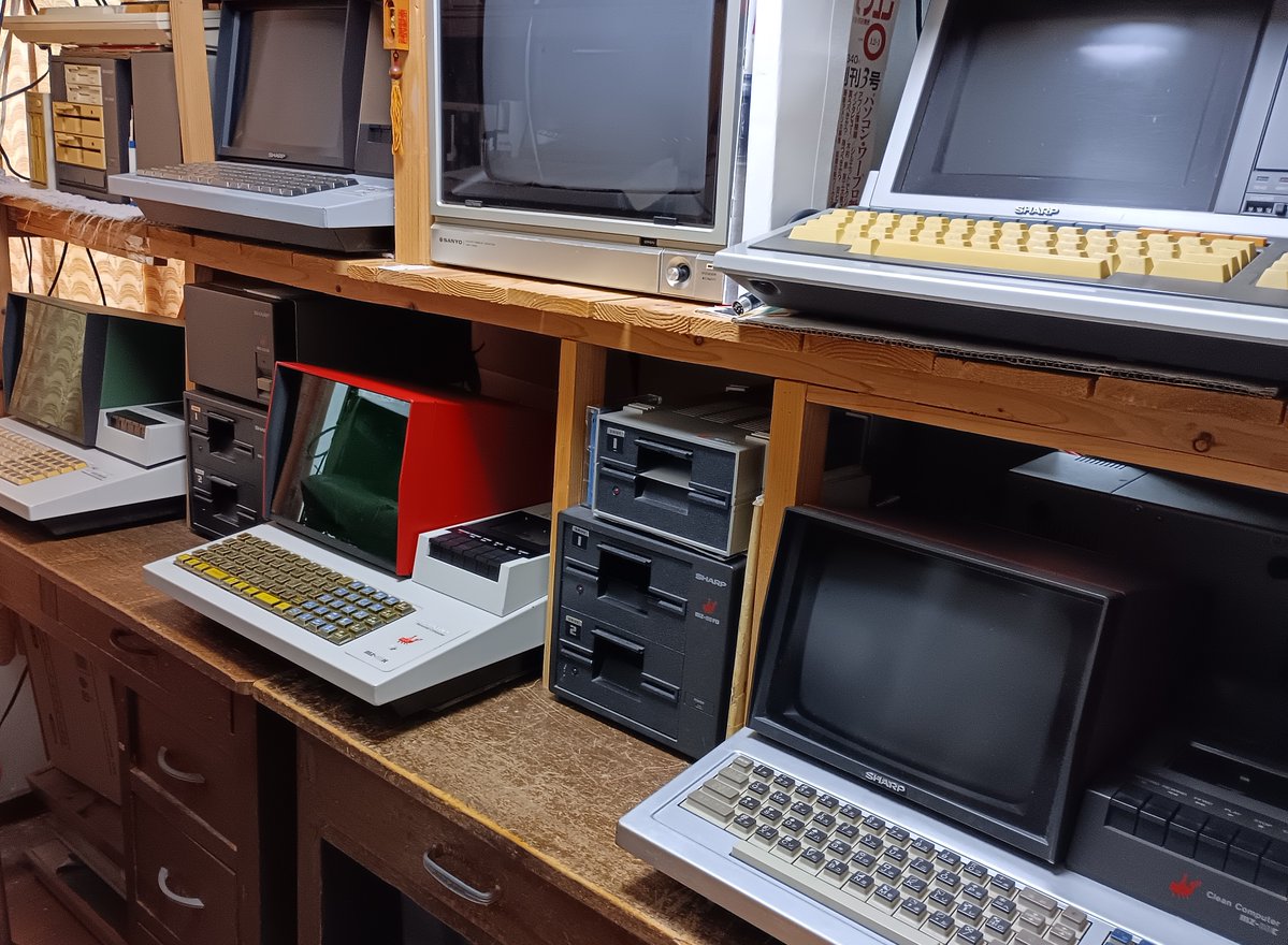 ms_mz80's tweet photo. 手作りの棚に並ぶMZ-80たち+α… あとどうなることやら。 https://t.co/afyD7mJ9Q5
