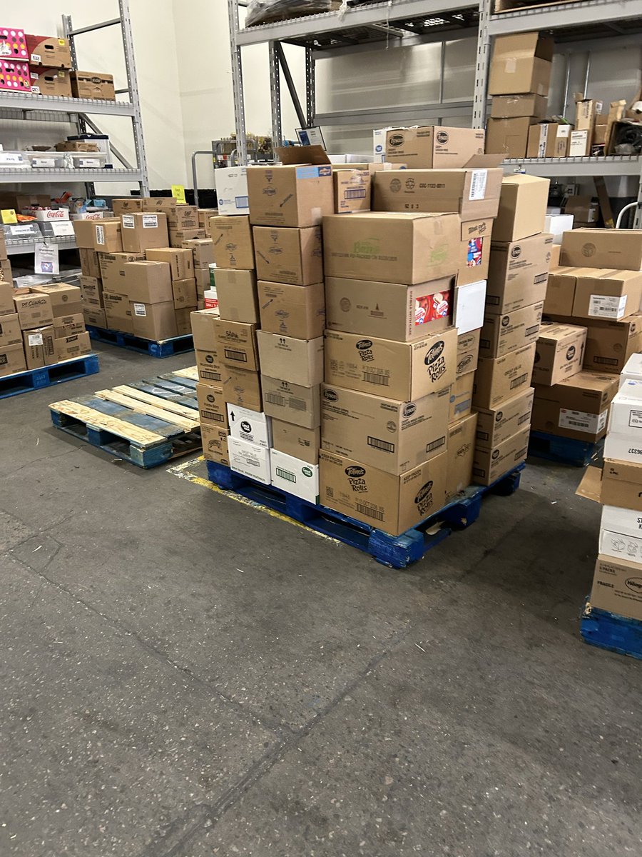 K3nt_0418's tweet photo. SORTING PALLETS OF FROZEN IN A ROOM TEMPERATURE ENVIRONMENT🤢🤮
BECAREFUL WHAT YOU BUY FROM WALMART https://t.co/3rNCvByh9Y