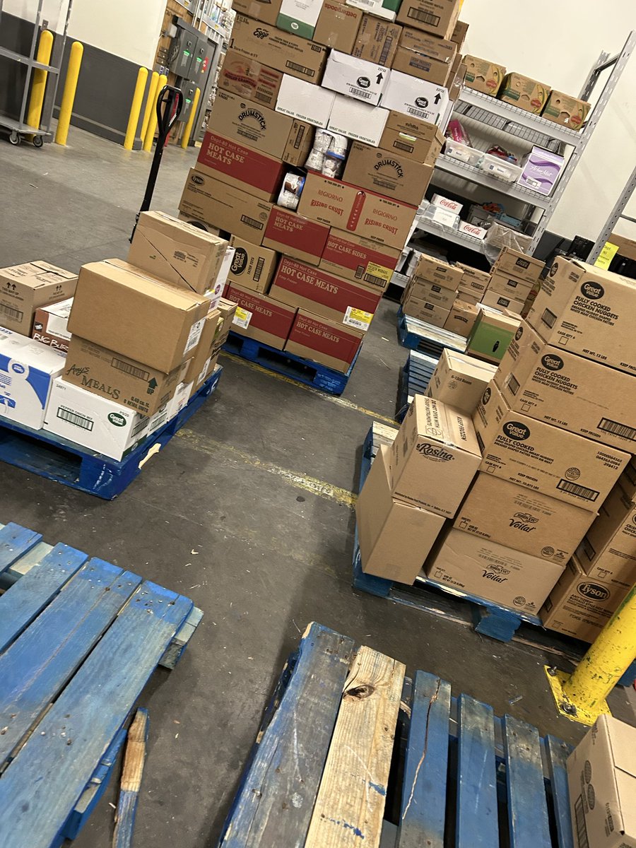 K3nt_0418's tweet photo. SORTING PALLETS OF FROZEN IN A ROOM TEMPERATURE ENVIRONMENT🤢🤮
BECAREFUL WHAT YOU BUY FROM WALMART https://t.co/3rNCvByh9Y