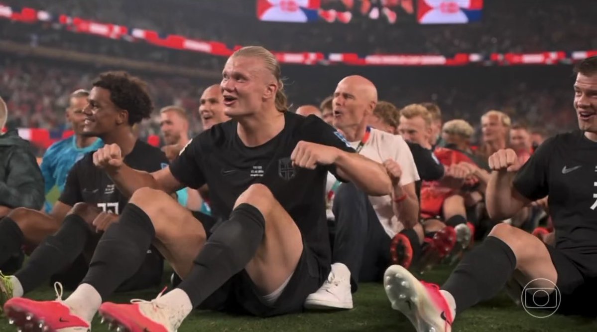 futebol_info's tweet photo. 🇳🇴 SENSACIONAL! Ødegaard chamou os jogadores da Noruega para remar junto com a torcida norueguesa após a vitória por 3 a 2 sobre Senegal.

COPA DO MUNDO! ❤️

📸 Reprodução/Globo https://t.co/7siTXgOPMR