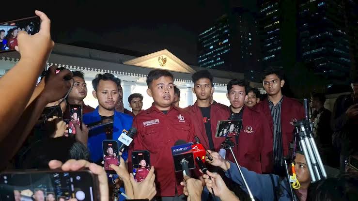 AndhyFerry's tweet photo. 📌Kronologi Lengkap di Balik Video Viral Konfrontasi BEM UBK

Video yang lagi viral ini bukan sekadar orang lagi digeruduk. Ini puncak dari drama yang dimulai sejak 15 Juni lalu.

Buat  yang ga tau..

15 Juni 2026
Mahasiswa BEM Universitas Bung Karno (UBK) bersama aliansi menggelar aksi demonstrasi di kawasan Patung Kuda, Jakarta. 

Aksi berlanjut, lalu tiba-tiba perwakilan mahasiswa (sekitar 15 orang) dipanggil untuk bertemu Wakil Presiden Gibran Rakabuming Raka di Istana Wakil Presiden. Mereka menyampaikan berbagai tuntutan, mulai dari evaluasi Program Makan Bergizi Gratis (MBG), Koperasi Desa Merah Putih, hingga isu pendidikan. Gibran mencatatnya di buku kecil dan berjanji akan sampaikan ke Presiden Prabowo. 

Ketua BEM FH UBK, Muhammad Abdi Maludin, yang menjadi koordinator aksi, kemudian menyatakan bahwa pertemuan itu bukan settingan, melainkan hasil diplomasi dan difasilitasi kepolisian.

Beberapa hari kemudian
Muncul kabar dan dugaan di internal kampus bahwa perwakilan BEM yang bertemu Gibran menerima uang dari oknum polisi. 

Uang tersebut disebut-sebut sebagai “biaya pengondisian” agar aksi demo tidak terlalu keras atau agar perwakilan mau diajak bertemu Gibran.Kabar ini menyebar cepat di kalangan mahasiswa UBK. Marah dan kecewa, mahasiswa menuntut penjelasan dan sidang internal.

22 Juni 2026
Terjadi sidang dan konfrontasi besar di kampus UBK. Ratusan mahasiswa menggeruduk perwakilan BEM, khususnya Abdi. Dalam suasana tegang, Abdi akhirnya mengaku di depan banyak orang bahwa ia menerima uang suap dari oknum polisi sebelum pertemuan dengan Gibran.

Ia mengatakan uang itu dibagi-bagi ke beberapa orang (termasuk dirinya sendiri). Video yang viral sekarang adalah cuplikan momen konfrontasi tersebut — saat Abdi ditekan, digeruduk, dan harus menjawab di depan teman-temannya sendiri.

Akibatnya sekarang:
Mahasiswa UBK mengajukan 10 tuntutan, salah satunya adalah meminta yang bersangkutan di-DO (drop out) karena dianggap telah mencoreng nama baik kampus dan gerakan mahasiswa.

#IndonesiaGelap #Mahasewa