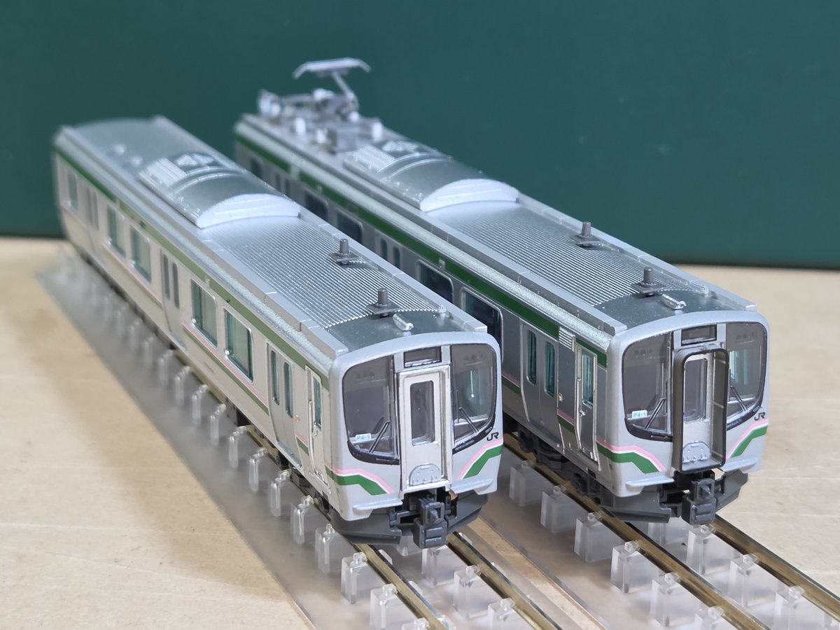 kane_e233's tweet photo. KATOのE721系は一旦休憩してMICROACEのE721系を笑
KATOのスカート、パンタグラフ、アンテナ類に交換しました〜
スカート、前後位置が微妙ですがパッと見はよさげ。てか、TとМで車高がかなり…😅パンタの碍子はGMのE653系用を使いました。車端機器パーツがあるからカプラーはどうしようかなぁ🤔 https://t.co/Z6lw5B94S6