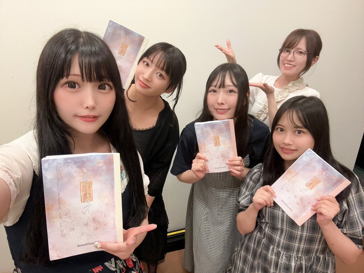f87b_info's tweet photo. #扉の向こうの春
先日キャスト全員での稽古がありました！

同じ台本なのに演じるキャストによって
少しずつ見え方が変わって、
とても面白い作品になっています🌸

各公演ごとに違った魅力を
お楽しみください！

お席は残り僅かな回も！
ぜひお越しください！

🌸公式HP
https://t.co/C4BEzXT3tZ https://t.co/0huCdH8JQ1