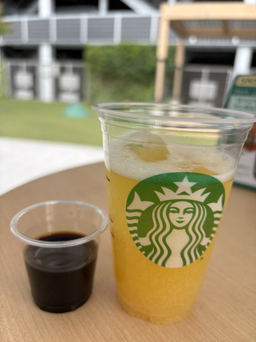 tdssherrymay's tweet photo. スタバキッチンカー⭐️
#スターバックスコーヒー
#スターバックスコーヒークラフト
#自分割のスターバックス https://t.co/RvQFiedsaS
