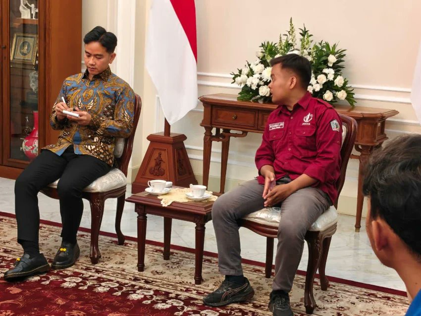 AndhyFerry's tweet photo. 📌Kronologi Lengkap di Balik Video Viral Konfrontasi BEM UBK

Video yang lagi viral ini bukan sekadar orang lagi digeruduk. Ini puncak dari drama yang dimulai sejak 15 Juni lalu.

Buat  yang ga tau..

15 Juni 2026
Mahasiswa BEM Universitas Bung Karno (UBK) bersama aliansi menggelar aksi demonstrasi di kawasan Patung Kuda, Jakarta. 

Aksi berlanjut, lalu tiba-tiba perwakilan mahasiswa (sekitar 15 orang) dipanggil untuk bertemu Wakil Presiden Gibran Rakabuming Raka di Istana Wakil Presiden. Mereka menyampaikan berbagai tuntutan, mulai dari evaluasi Program Makan Bergizi Gratis (MBG), Koperasi Desa Merah Putih, hingga isu pendidikan. Gibran mencatatnya di buku kecil dan berjanji akan sampaikan ke Presiden Prabowo. 

Ketua BEM FH UBK, Muhammad Abdi Maludin, yang menjadi koordinator aksi, kemudian menyatakan bahwa pertemuan itu bukan settingan, melainkan hasil diplomasi dan difasilitasi kepolisian.

Beberapa hari kemudian
Muncul kabar dan dugaan di internal kampus bahwa perwakilan BEM yang bertemu Gibran menerima uang dari oknum polisi. 

Uang tersebut disebut-sebut sebagai “biaya pengondisian” agar aksi demo tidak terlalu keras atau agar perwakilan mau diajak bertemu Gibran.Kabar ini menyebar cepat di kalangan mahasiswa UBK. Marah dan kecewa, mahasiswa menuntut penjelasan dan sidang internal.

22 Juni 2026
Terjadi sidang dan konfrontasi besar di kampus UBK. Ratusan mahasiswa menggeruduk perwakilan BEM, khususnya Abdi. Dalam suasana tegang, Abdi akhirnya mengaku di depan banyak orang bahwa ia menerima uang suap dari oknum polisi sebelum pertemuan dengan Gibran.

Ia mengatakan uang itu dibagi-bagi ke beberapa orang (termasuk dirinya sendiri). Video yang viral sekarang adalah cuplikan momen konfrontasi tersebut — saat Abdi ditekan, digeruduk, dan harus menjawab di depan teman-temannya sendiri.

Akibatnya sekarang:
Mahasiswa UBK mengajukan 10 tuntutan, salah satunya adalah meminta yang bersangkutan di-DO (drop out) karena dianggap telah mencoreng nama baik kampus dan gerakan mahasiswa.

#IndonesiaGelap #Mahasewa