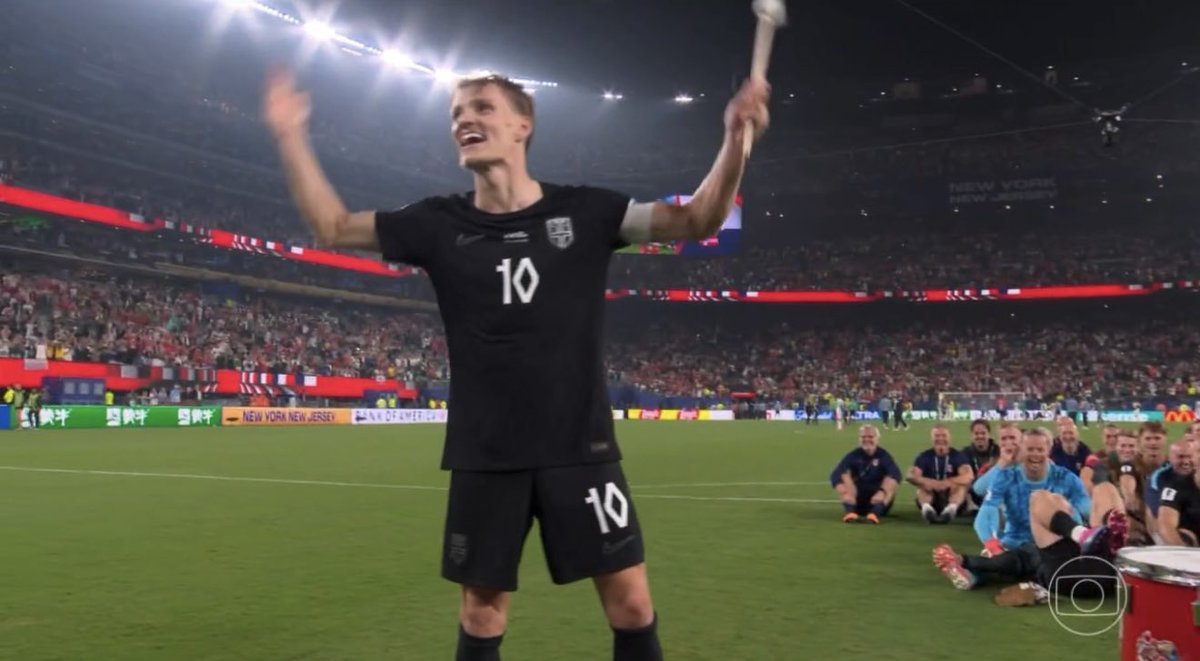 njdmarlon's tweet photo. Um dos momentos mais foda dessa Copa do Mundo.

Sensacional a festa da Seleção da Noruega com sua torcida fazendo a clássica remada. 🇳🇴🚣🏾 https://t.co/tnXIIVsrqO