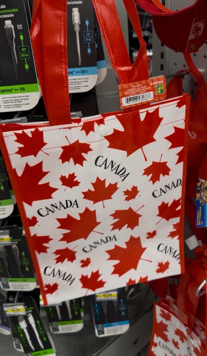 marinainvan's tweet photo. FIFAで街は一色に染まってるけど、着々と増えてるカナダデーのグッズ達🇨🇦このプラスチックバックとかお土産によさげ◎ https://t.co/PpDanSy8R9