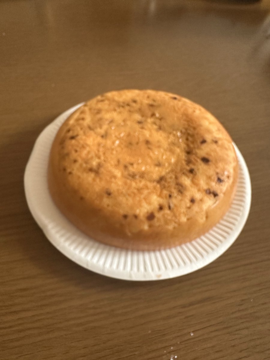 WackyH1003's tweet photo. スーパーカップチョコミントで炊飯器ケーキつくったら、ミントの匂いが口の中にひろがって、暑さがスッとする。冷たくさめたらどうだろうか？これから冷蔵庫にIN https://t.co/WcFOVzJt2n