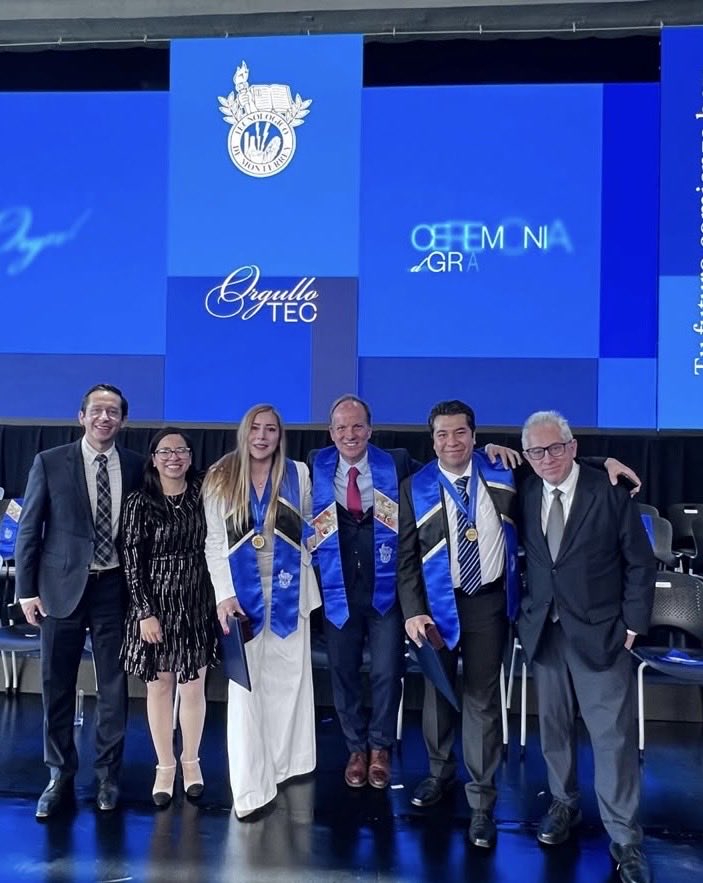 miguelsantos12's tweet photo. En la ceremonia de graduación del @TecdeMonterrey, con los nuevos Doctores en Políticas Públicas de la @EGobiernoyTP, Aidé Mancilla @Aide204 y Héctor Alcántara. ¡Felicitaciones! https://t.co/jtnmQ2XOoj