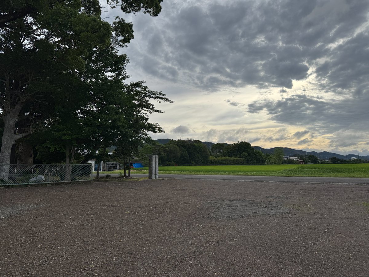 kphm829's tweet photo. 過日、総代さんが神社の駐車場に新しい砂利を敷き、整地してくださいました。
ご多用中にも関わらず、神社の為にご奉仕くださり誠にありがとうございます。神社へお参りの際にはこちらの駐車場をご利用ください。総代さんの真心と出会えます。#神社　#鴨川市 https://t.co/u8cD5eYFJi