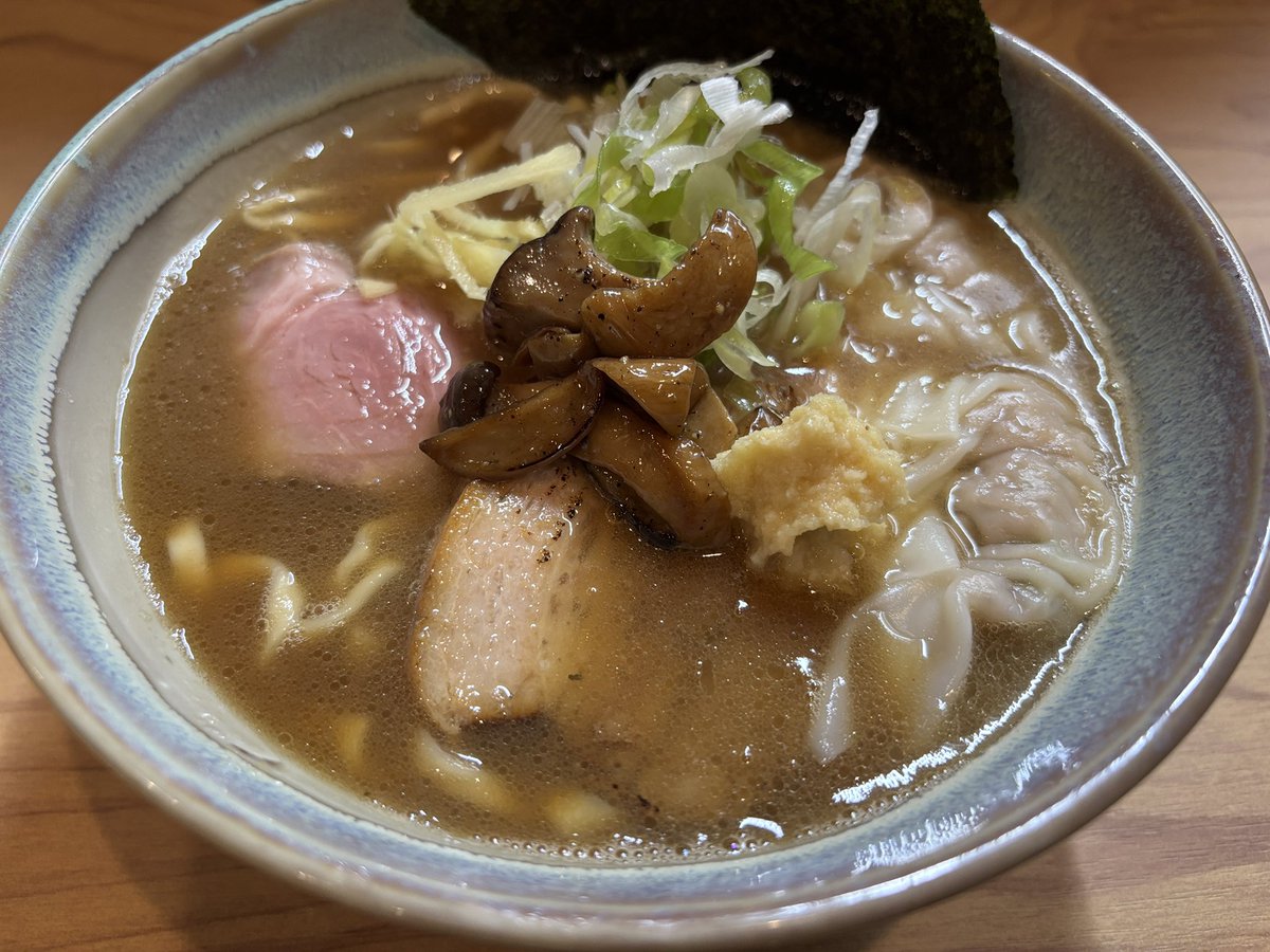 idetaicho's tweet photo. 2025年5月オープン。
ワンタン生姜醤油ラーメン。動物系の半濁りのスープに生姜をきかせた珍しいチューニング。カツオの旨みも顔を出し、超オリジナル。激ウマ！
具材もぬかりなく、生姜を幾重にもきかせているのも素晴らしい。
【船堀】ラーメンパーク あずーる https://t.co/ddFlgK5bby https://t.co/aFiZca1DJq