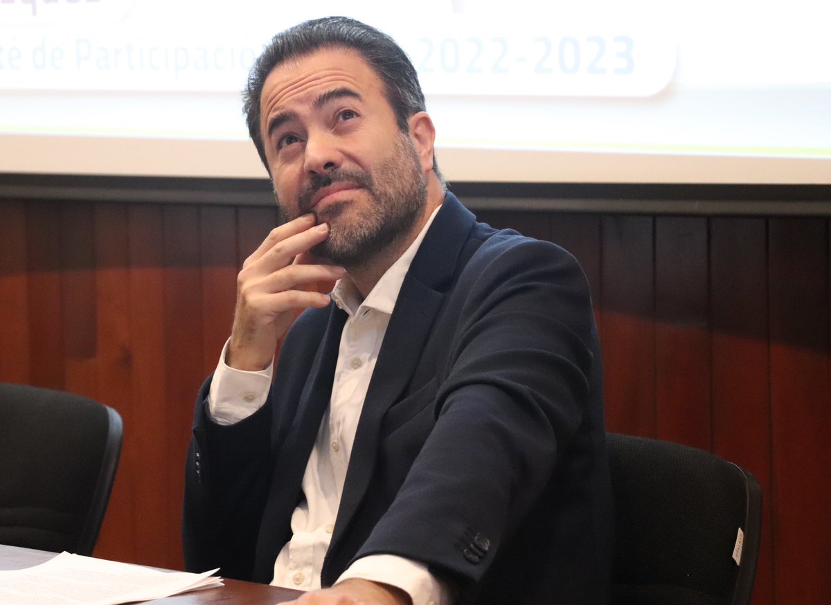 ParodiaGomezA's tweet photo. @DiegoPetersen Yo podría repensar eso.
De hecho, podría resolverlo, rediseñarlo y hasta convertirlo en un caso de éxito.
Pero claro, no sería barato.
Tienen una extraña costumbre de exigir talento, experiencia y resultados completamente gratis.
La lucidez cuesta.
Mi tiempo, todavía más.
#Gurú https://t.co/fQGw0EUZBg