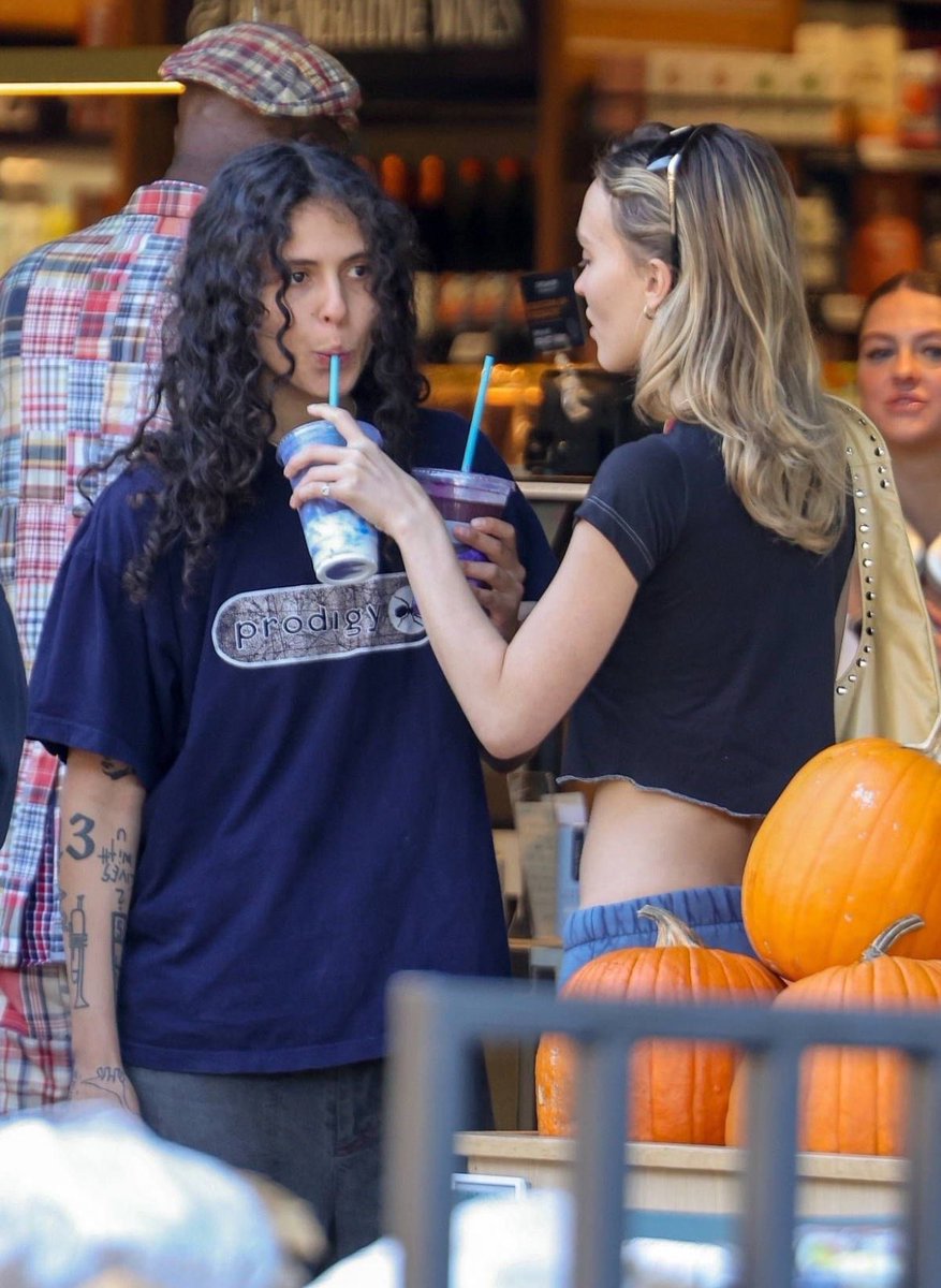 filmesdevampiro's tweet photo. we approached them with nothing but RESPECT. bianca was so sweet and willing. the big headed bitch on the right had the craziest attitude. nd she grasping onto bianca like someone was tryna snatch him. girl relax. and bitch you're not even fitted https://t.co/xGmsTF2PnL